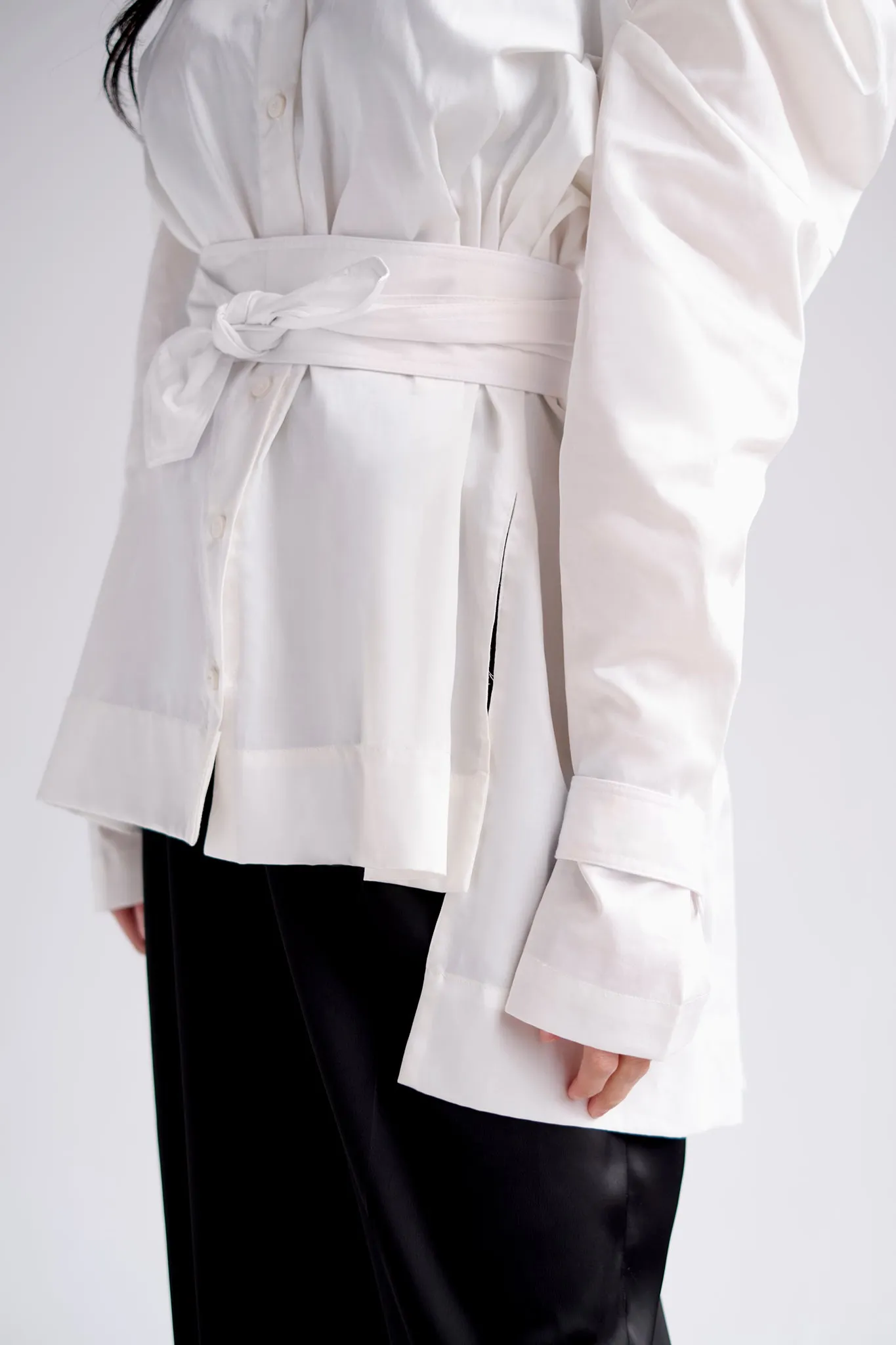 Belted shirt with puff sleeves and asymmetric hem in white