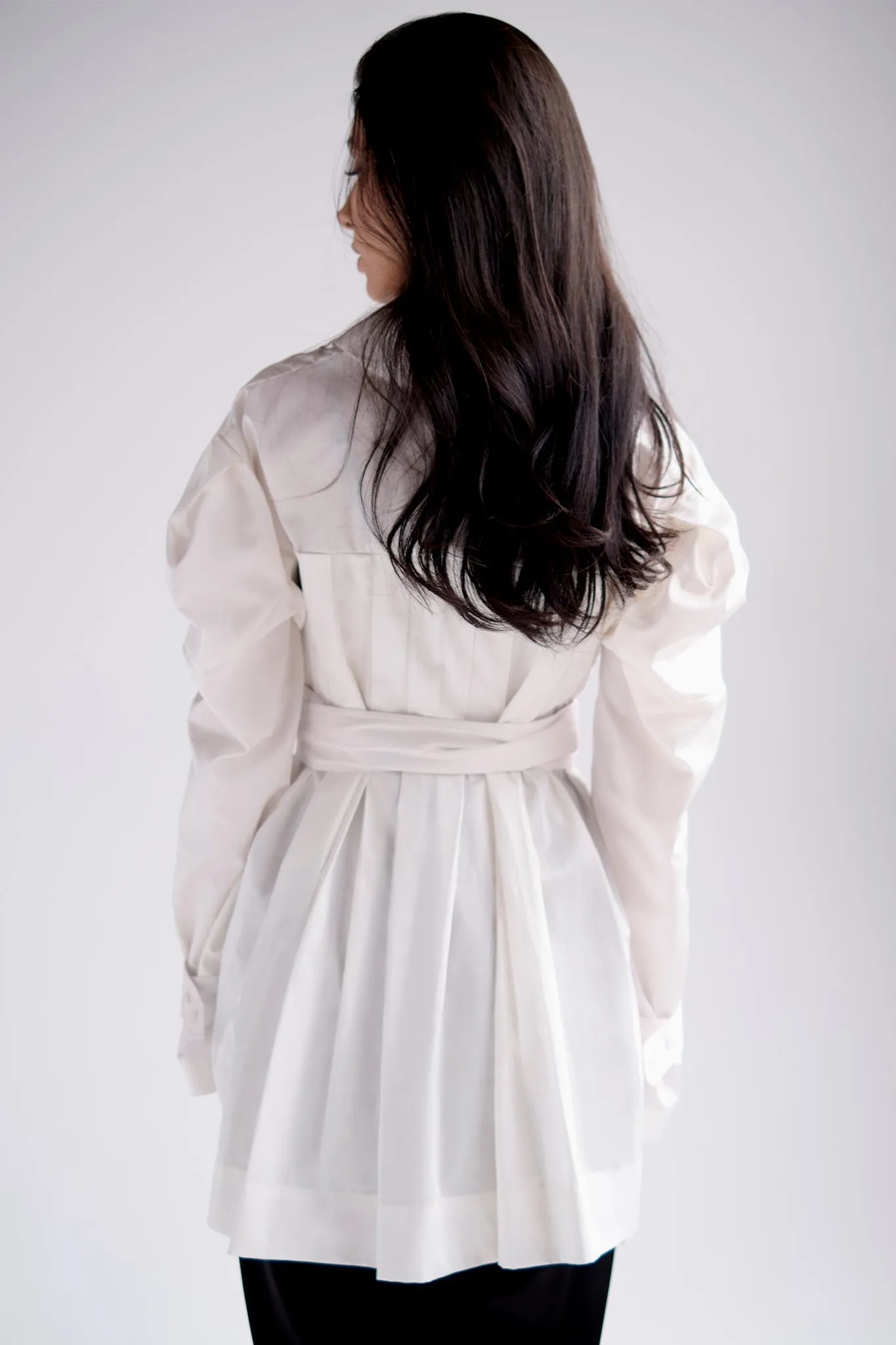 Belted shirt with puff sleeves and asymmetric hem in white