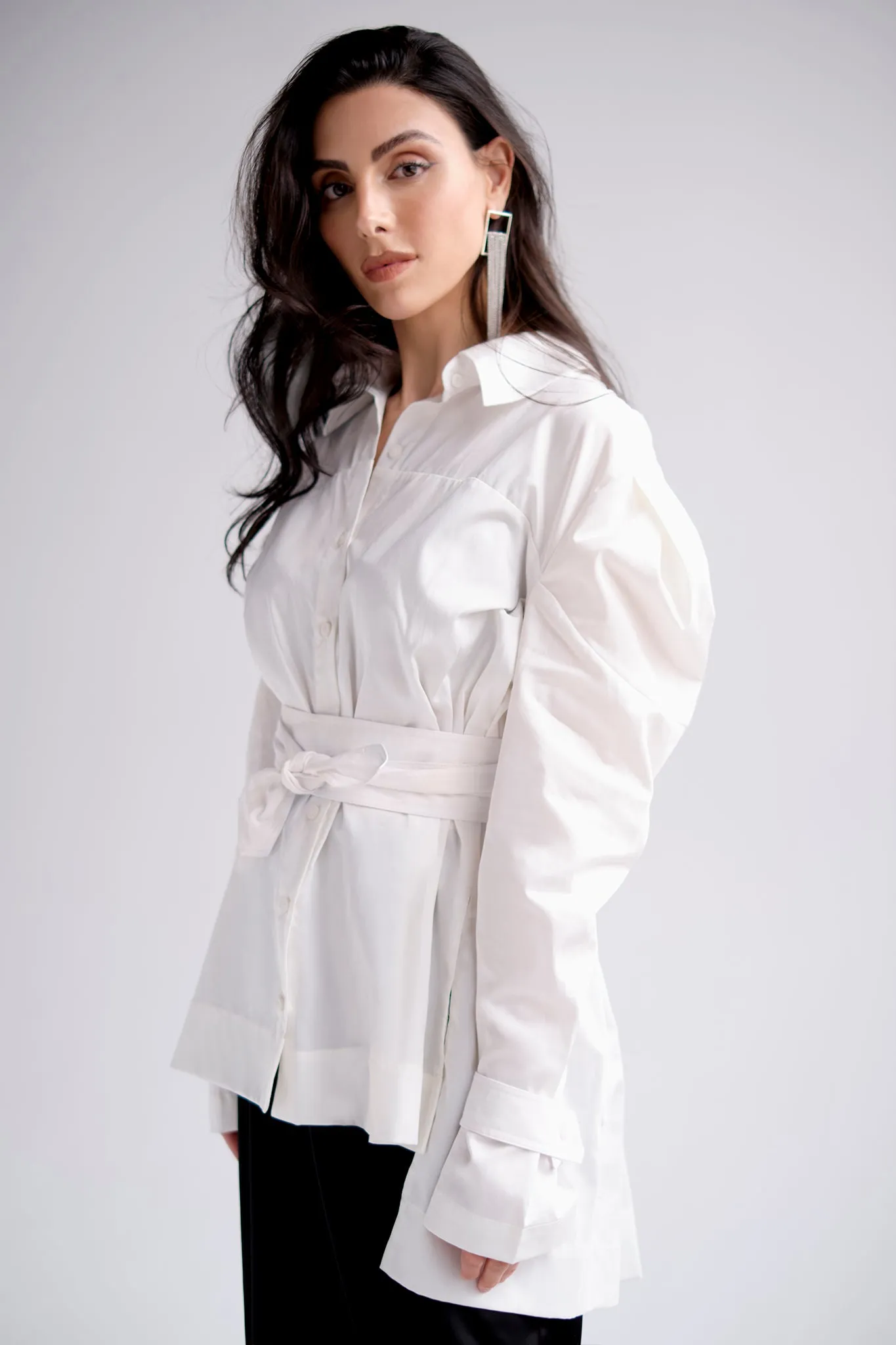 Belted shirt with puff sleeves and asymmetric hem in white